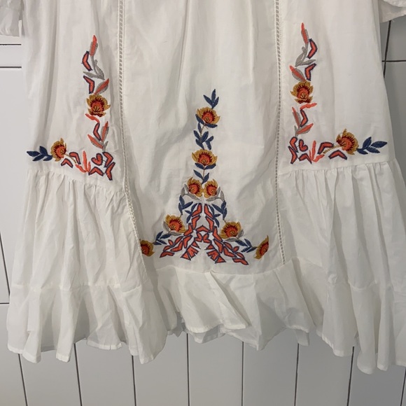 White embroidered dress with flutter sleeves - Picture 2 of 3